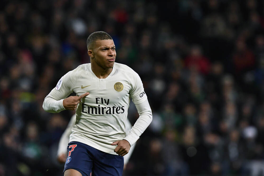 特斯拉官网罕见发布悲观的分析师交付量预期，料同比降幅15%